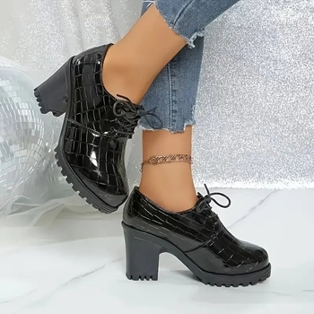 Női loafer felső szemcsés marhabőrből velúrral, csíkos mintázat, 6–8 cm sarok