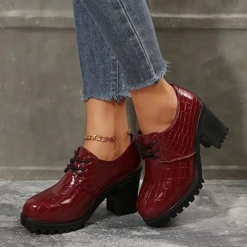 Női loafer felső szemcsés marhabőrből velúrral, csíkos mintázat, 6–8 cm sarok