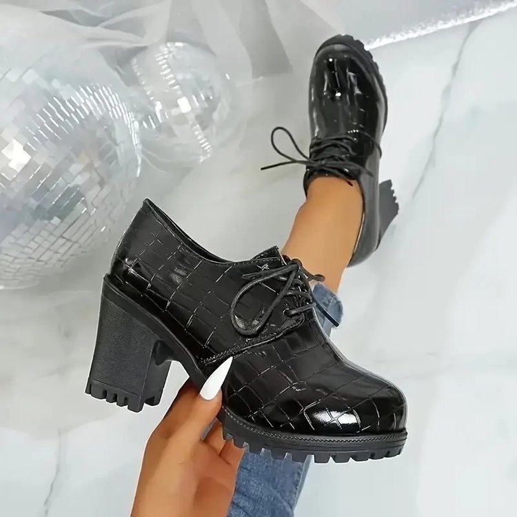Női loafer felső szemcsés marhabőrből velúrral, csíkos mintázat, 6–8 cm sarok