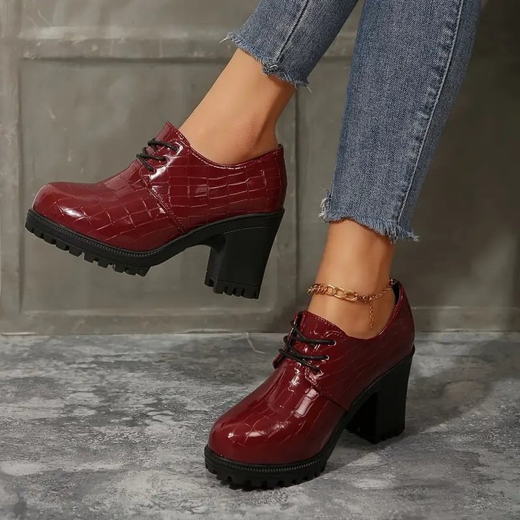 Női loafer felső szemcsés marhabőrből velúrral, csíkos mintázat, 6–8 cm sarok