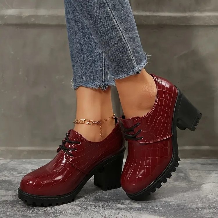 Női loafer felső szemcsés marhabőrből velúrral, csíkos mintázat, 6–8 cm sarok