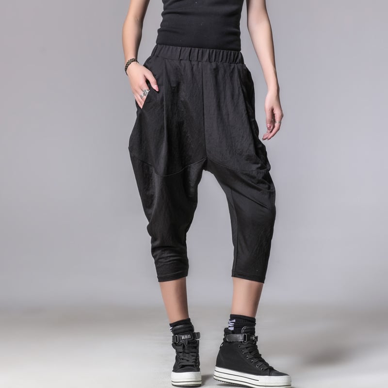 Ljetne ženske capri hlače, slobodan kroj, elastičan pojas, prozračne i tanke, haremski stil
