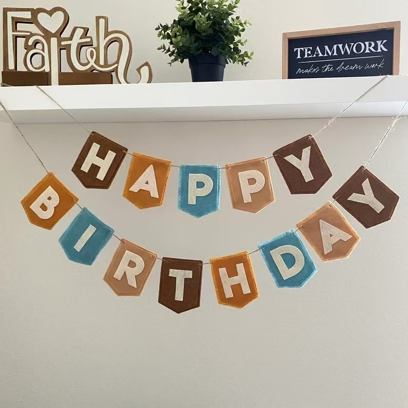 Narozeninové práporky s gravírovaným textom – práporky z netkanej tkaniny, vlastné logo, bez tyče, balené v OPP vrecúšku.