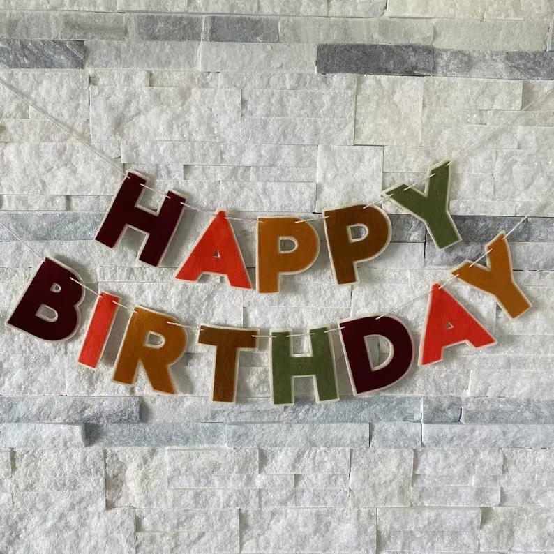 Narozeninové práporky s gravírovaným textom – práporky z netkanej tkaniny, vlastné logo, bez tyče, balené v OPP vrecúšku.