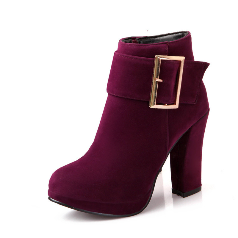 Ženske gležnjače s metalnim ukrasom, gornji dio od umjetne kože, gumeni potplat, debeli pet 6–8 cm, okrugli vrh