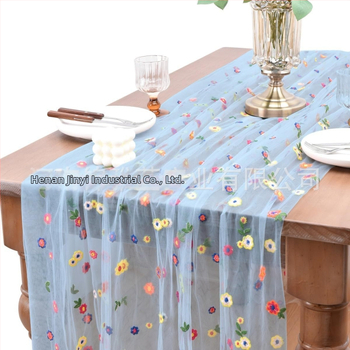 Stalo vėliava su išsiuvinėtu floros motyvu ant skaidrių poliesterio tinklo, kaimo stilius, žolės motyvas, pritaikymas