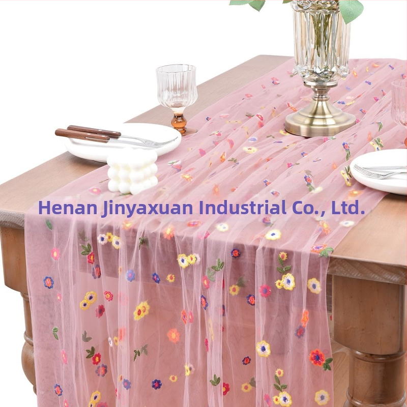 Stalo vėliava su išsiuvinėtu floros motyvu ant skaidrių poliesterio tinklo, kaimo stilius, žolės motyvas, pritaikymas