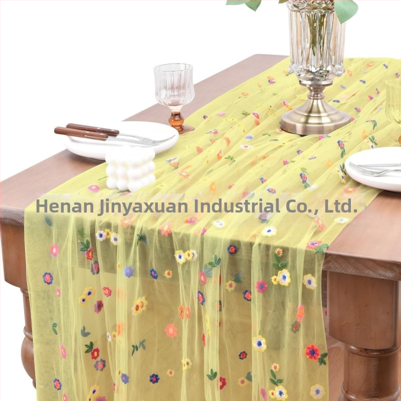 Stalo vėliava su išsiuvinėtu floros motyvu ant skaidrių poliesterio tinklo, kaimo stilius, žolės motyvas, pritaikymas