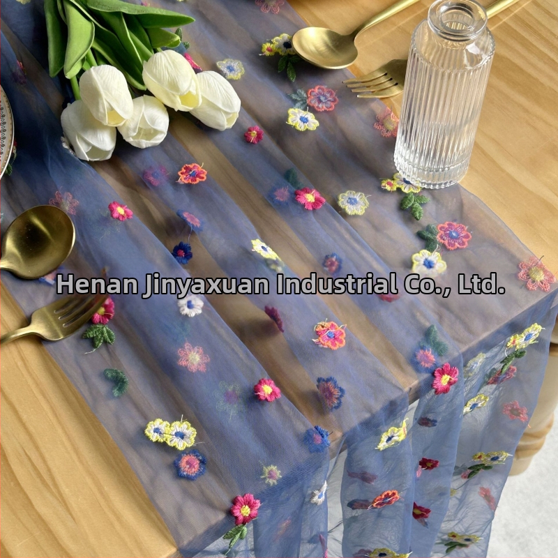 Stalo vėliava su išsiuvinėtu floros motyvu ant skaidrių poliesterio tinklo, kaimo stilius, žolės motyvas, pritaikymas