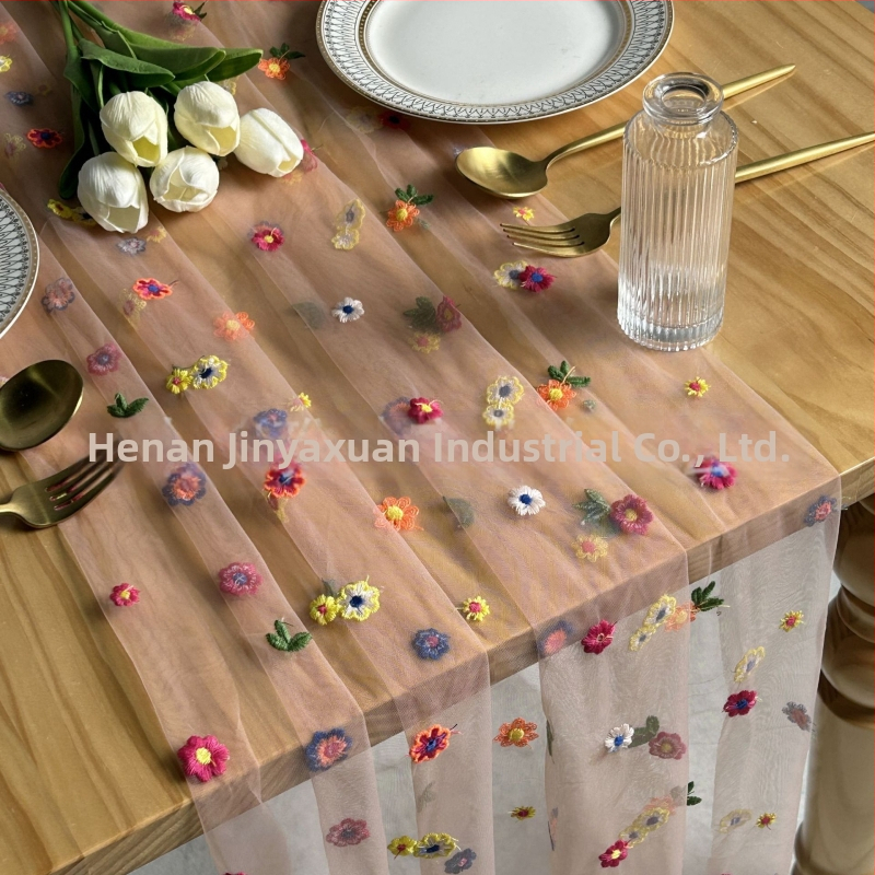 Stalo vėliava su išsiuvinėtu floros motyvu ant skaidrių poliesterio tinklo, kaimo stilius, žolės motyvas, pritaikymas