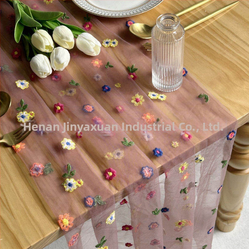 Stalo vėliava su išsiuvinėtu floros motyvu ant skaidrių poliesterio tinklo, kaimo stilius, žolės motyvas, pritaikymas