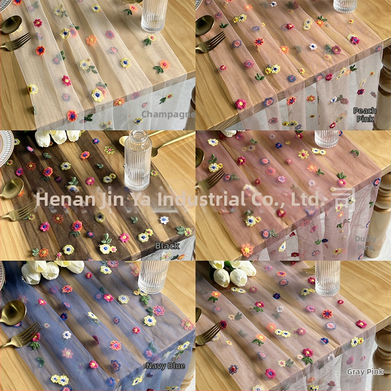 Stalo vėliava su išsiuvinėtu floros motyvu ant skaidrių poliesterio tinklo, kaimo stilius, žolės motyvas, pritaikymas