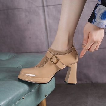Női slip-on platform cipő csattal, PU bőr felső rész, gumírozott talp, középmagas sarok