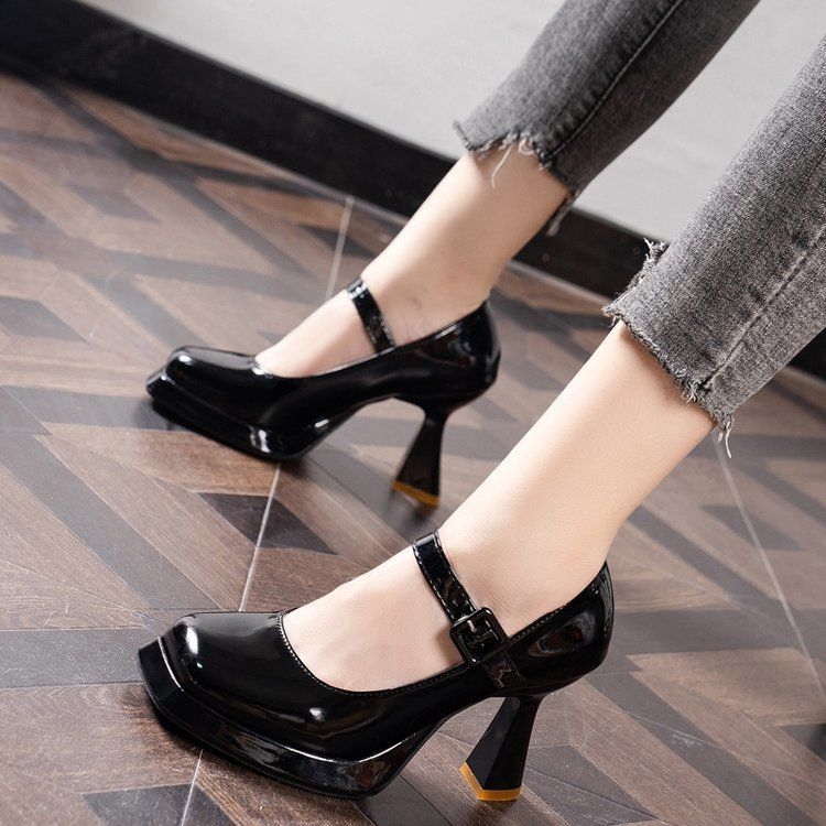 Női slip-on platform cipő csattal, PU bőr felső rész, gumírozott talp, középmagas sarok