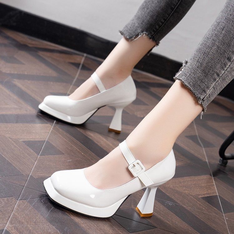 Női slip-on platform cipő csattal, PU bőr felső rész, gumírozott talp, középmagas sarok