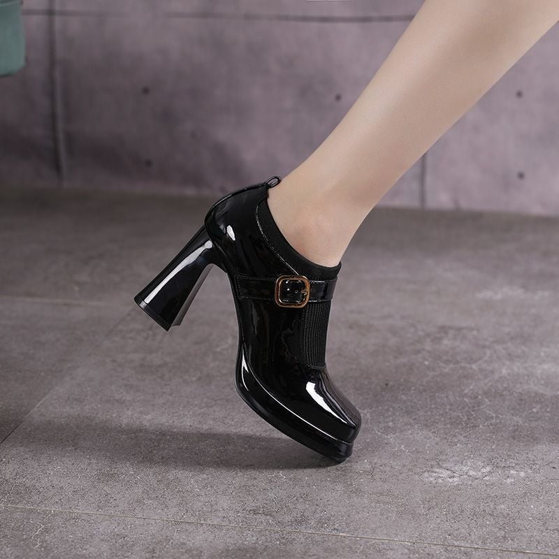 Női slip-on platform cipő csattal, PU bőr felső rész, gumírozott talp, középmagas sarok