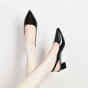 Nyílt ujjú szandál – hegyes orr, középmagas sarok 3–6 cm, vastag sarok, PVC felső rész és talp, koreai stílus