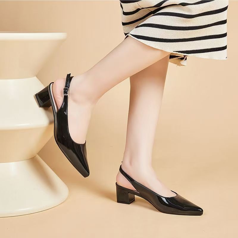 Nyílt ujjú szandál – hegyes orr, középmagas sarok 3–6 cm, vastag sarok, PVC felső rész és talp, koreai stílus