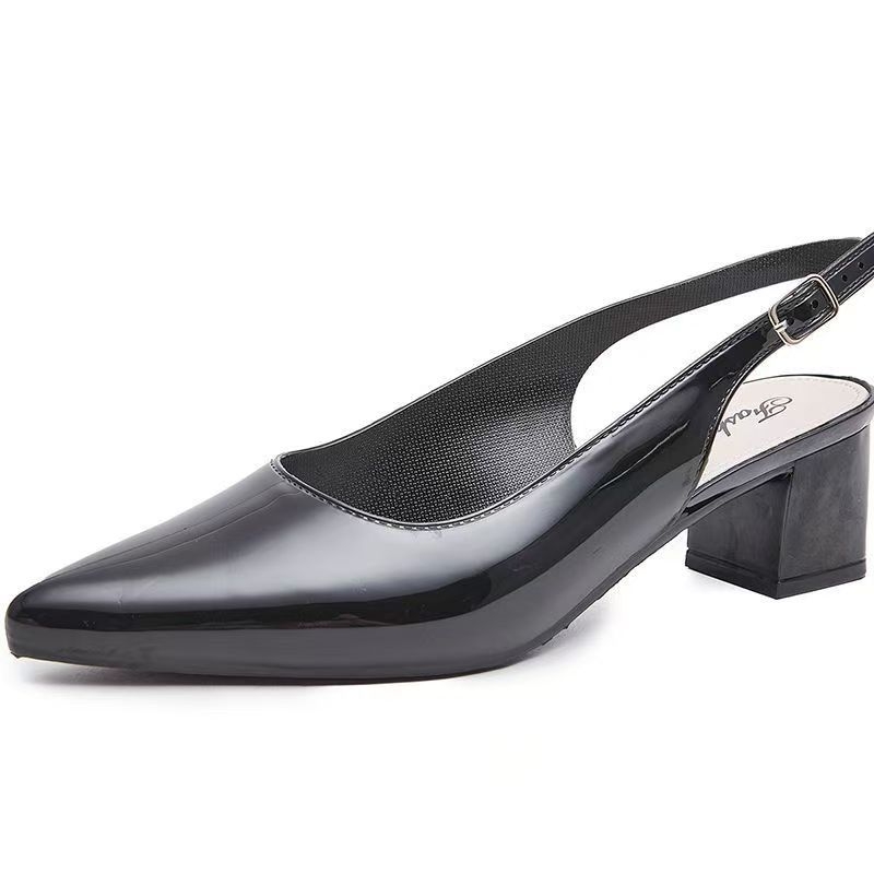 Nyílt ujjú szandál – hegyes orr, középmagas sarok 3–6 cm, vastag sarok, PVC felső rész és talp, koreai stílus