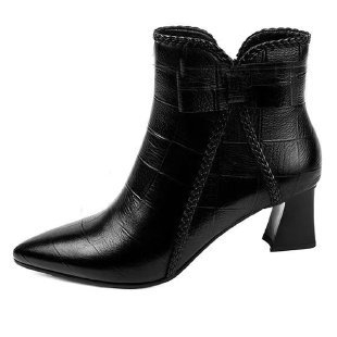 Női bojtos rövid csizma téli viselethez, PU felsőrész, gumi talp, oldalsó cipzár, textil bélés, alacsony szár