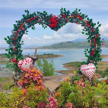 Svadobný stojan na pozadie scény s balónovou klenbou, neimportované