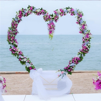 Svadobný stojan na pozadie scény s balónovou klenbou, neimportované