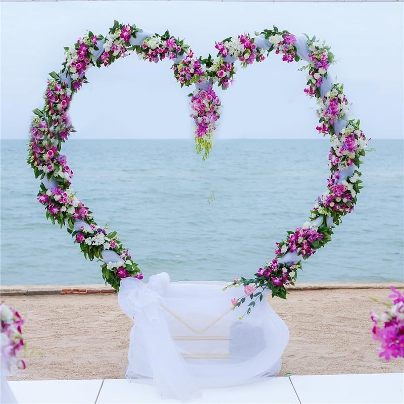 Svadobný stojan na pozadie scény s balónovou klenbou, neimportované