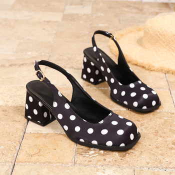 Sandalice s visokim petama, kvadratnim vrhom, satenski s točkicama, kopča