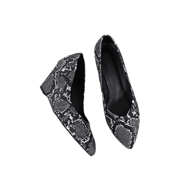 Wedge cipő, hegyes orrú, kígyó mintázat, PU felső rész, 6–8 cm magas sarok