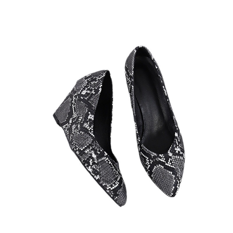 Wedge cipő, hegyes orrú, kígyó mintázat, PU felső rész, 6–8 cm magas sarok