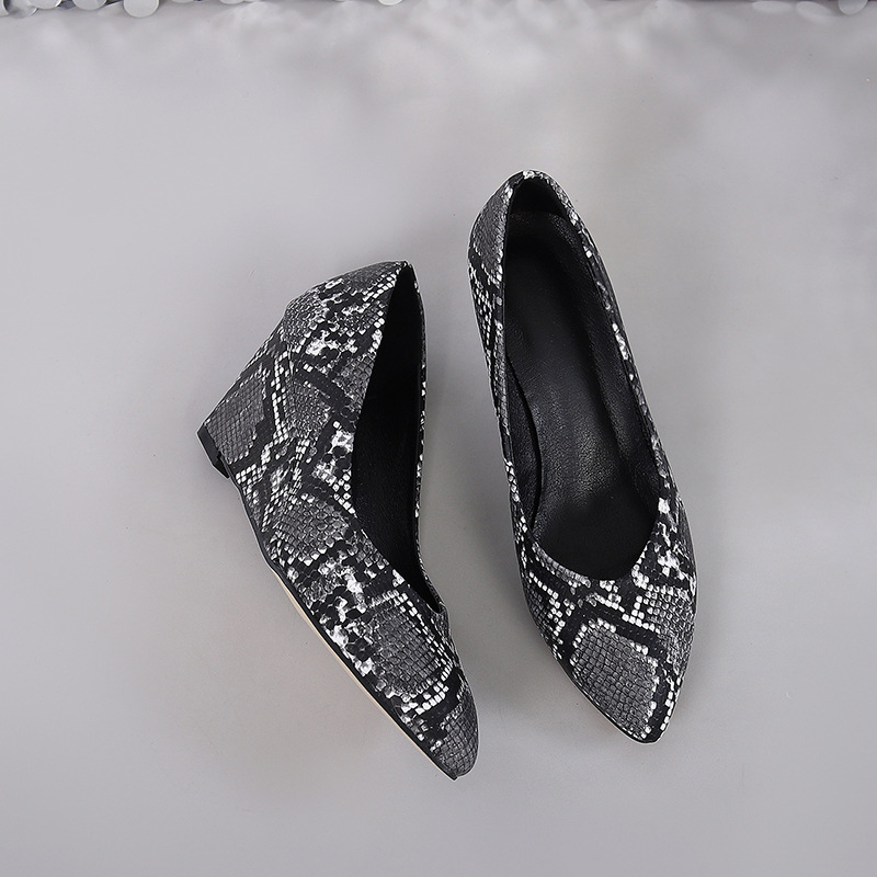 Wedge cipő, hegyes orrú, kígyó mintázat, PU felső rész, 6–8 cm magas sarok