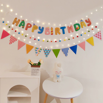 Detský banner k prvým narodeninám s pompónovými vlajkami — dekorácia na oslavu s nápisom Happy Birthday