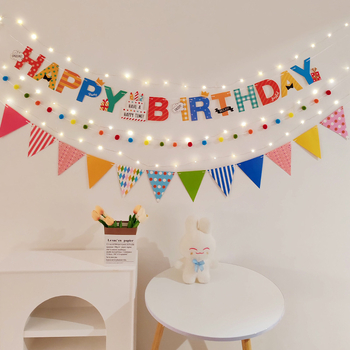 Detský banner k prvým narodeninám s pompónovými vlajkami — dekorácia na oslavu s nápisom Happy Birthday