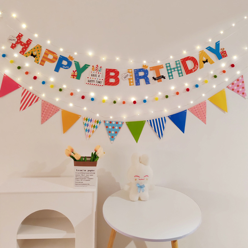 Detský banner k prvým narodeninám s pompónovými vlajkami — dekorácia na oslavu s nápisom Happy Birthday