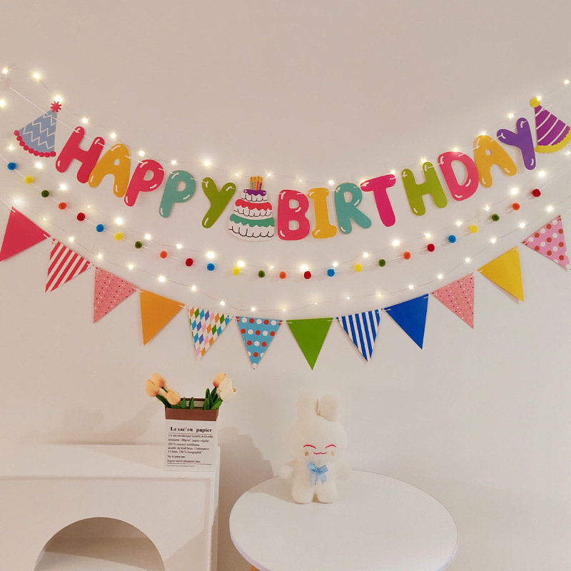 Detský banner k prvým narodeninám s pompónovými vlajkami — dekorácia na oslavu s nápisom Happy Birthday