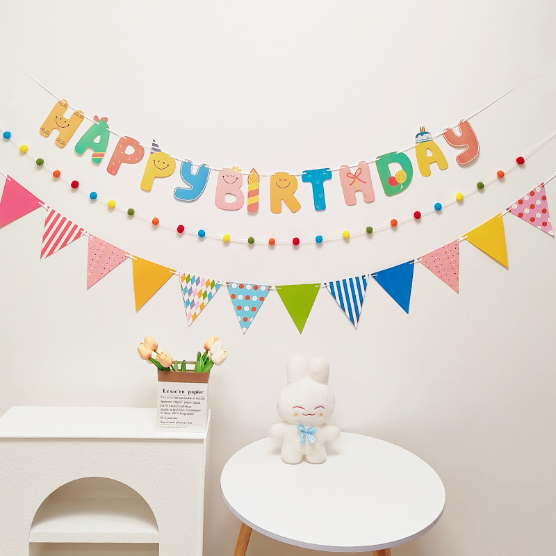 Detský banner k prvým narodeninám s pompónovými vlajkami — dekorácia na oslavu s nápisom Happy Birthday