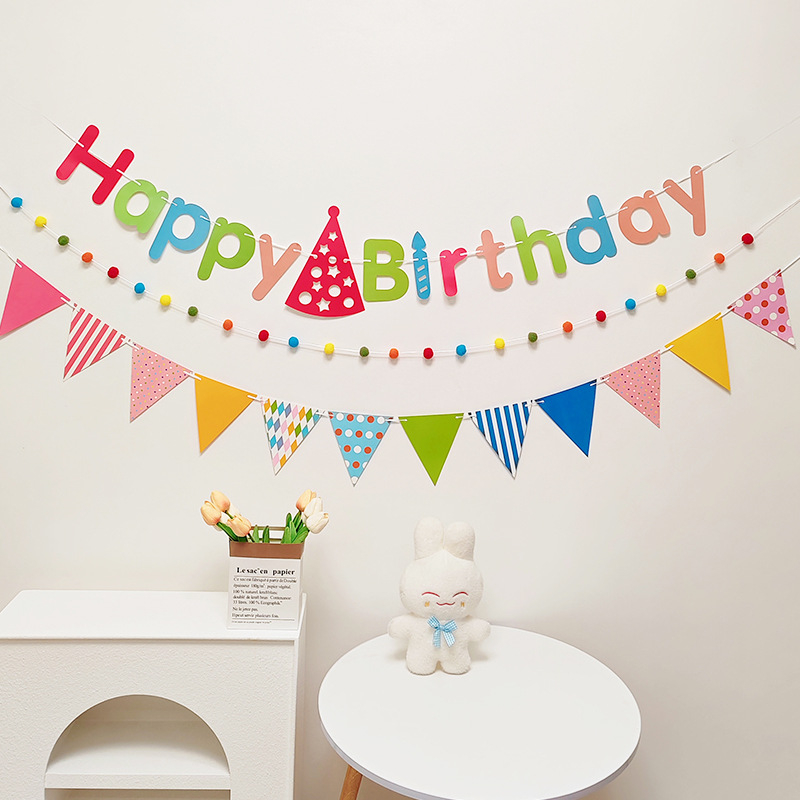 Detský banner k prvým narodeninám s pompónovými vlajkami — dekorácia na oslavu s nápisom Happy Birthday