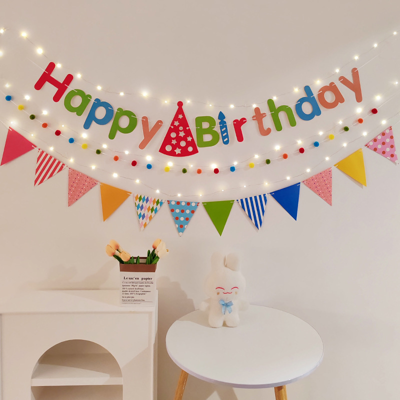 Detský banner k prvým narodeninám s pompónovými vlajkami — dekorácia na oslavu s nápisom Happy Birthday