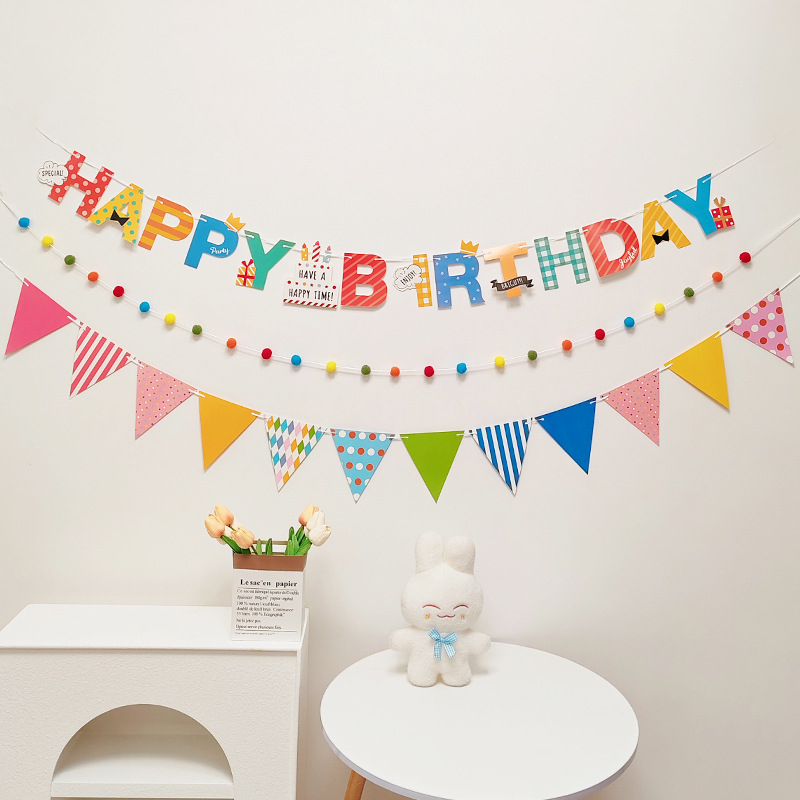 Detský banner k prvým narodeninám s pompónovými vlajkami — dekorácia na oslavu s nápisom Happy Birthday