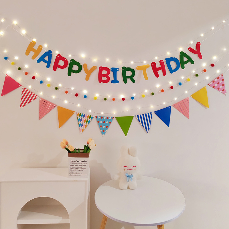 Detský banner k prvým narodeninám s pompónovými vlajkami — dekorácia na oslavu s nápisom Happy Birthday