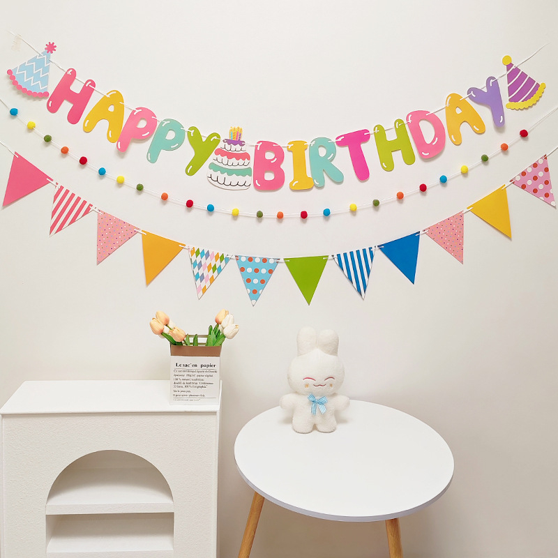 Detský banner k prvým narodeninám s pompónovými vlajkami — dekorácia na oslavu s nápisom Happy Birthday