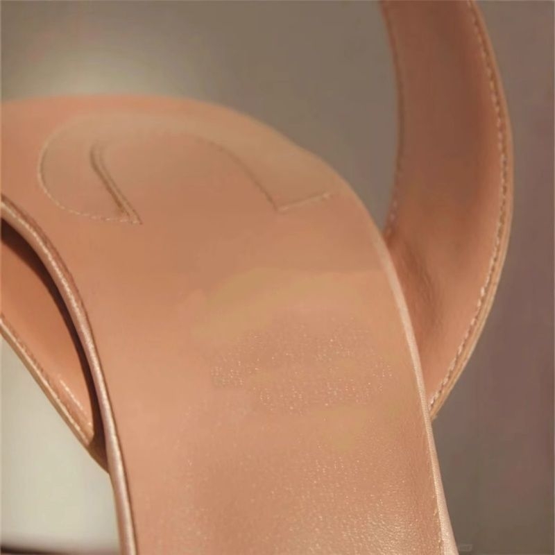 Szandál szatén felsőrésszel, négyszögletes orrú, PU belső, gumírozott talp, vékony sarok 6–8 cm