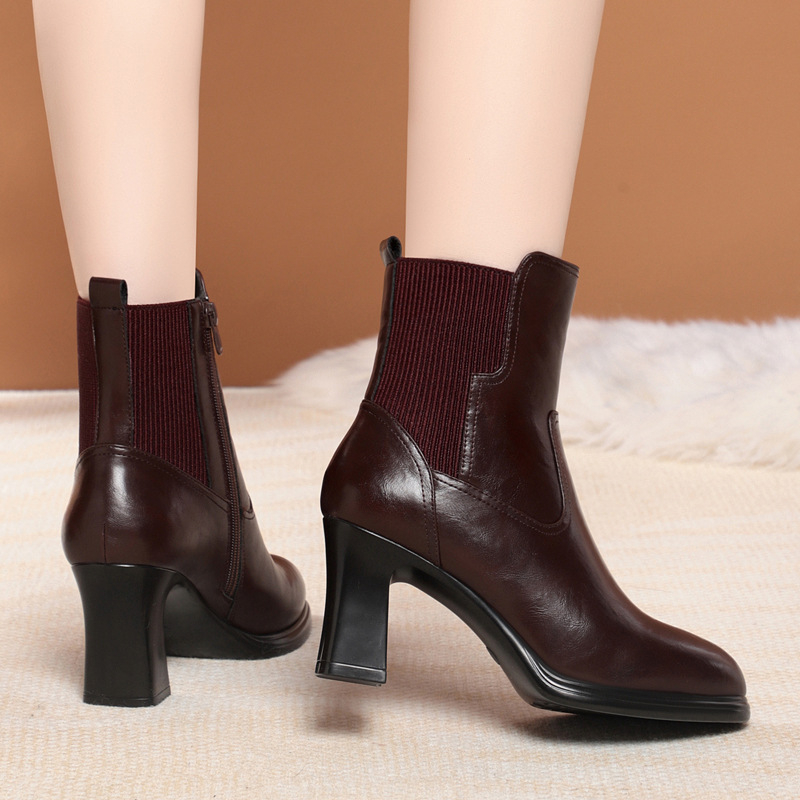 Női magas sarkú rövidcsizma, PU felső, belső műszőrme bélés, oldalsó cipzár, téli lábbeli, sarok 6–8 cm
