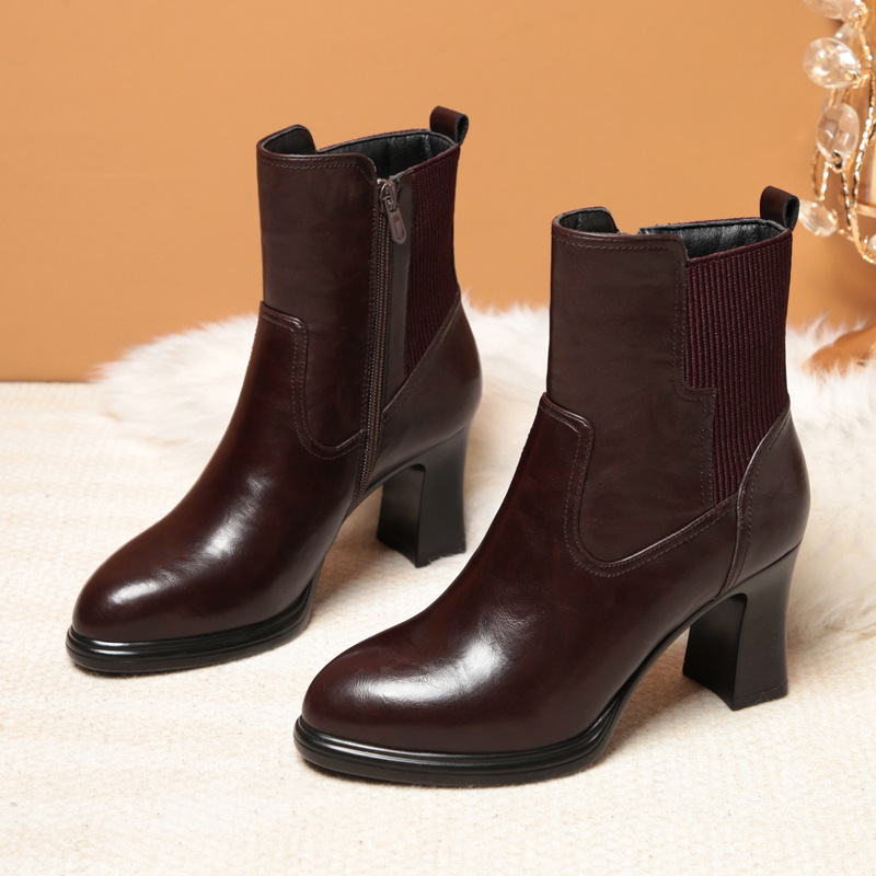 Női magas sarkú rövidcsizma, PU felső, belső műszőrme bélés, oldalsó cipzár, téli lábbeli, sarok 6–8 cm