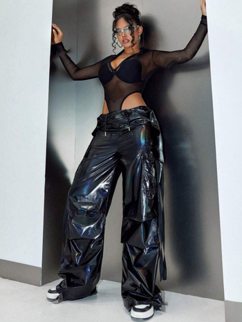 Pantaloni femei largi până la podea, talie elastică cu șnur, croială lejeră, stil street-hipster, detalii lucioase iridescente laser, material: poliester țesătură 95%+