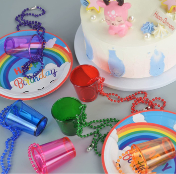 Plastový náhrdelník s guličkami tvaru pohára pre párty — vstrekované formovanie, retro štýl, rekvizita pre makeup/kostým