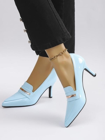 Sandalai su vienu dirželiu, viršutinė medžiaga – aukštos kokybės oda, atviri pirštai, žemas kulnas.