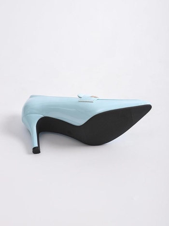 Sandalai su vienu dirželiu, viršutinė medžiaga – aukštos kokybės oda, atviri pirštai, žemas kulnas.