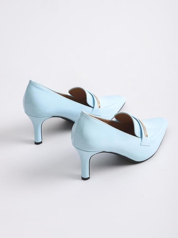 Sandalai su vienu dirželiu, viršutinė medžiaga – aukštos kokybės oda, atviri pirštai, žemas kulnas.