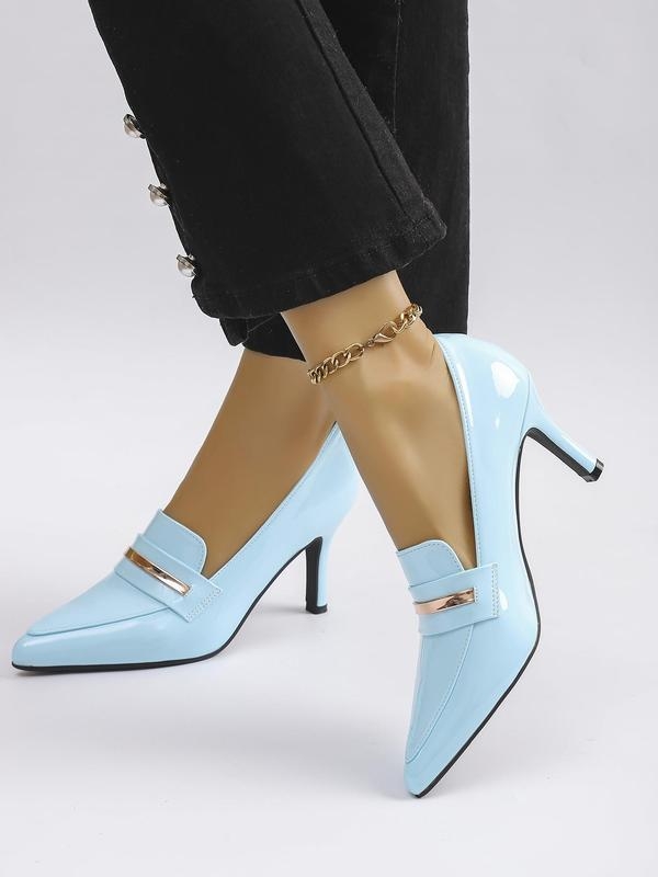 Sandalai su vienu dirželiu, viršutinė medžiaga – aukštos kokybės oda, atviri pirštai, žemas kulnas.